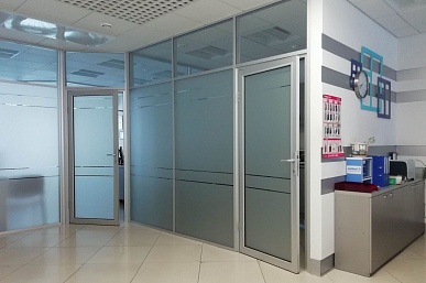 Алюминиевая офисная дверь с матовой пленкой и глухой фрамугой 1100*2800 мм